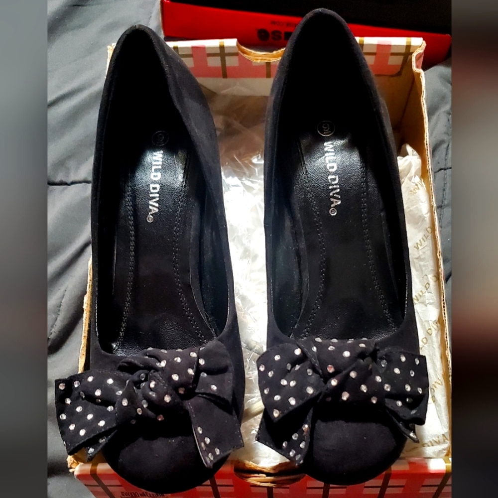 Wild Diva brand black suede heels w/black bow with embellishments on front sz9